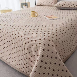 ผ้าปูเตียง ลายหัวใจสีน้ำตาล รุ่นขอบธรรมดา ขนาด 7 ฟุต